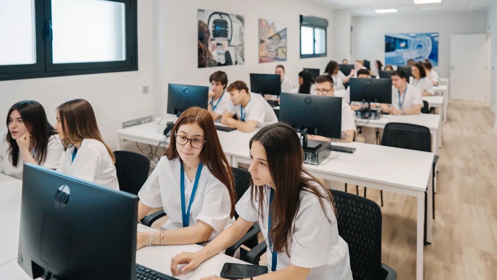 Grupo de alumnos de Sanitio Formación en el aula