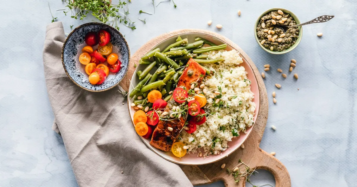 Plato equilibrado de salmón, quinoa y verduras
